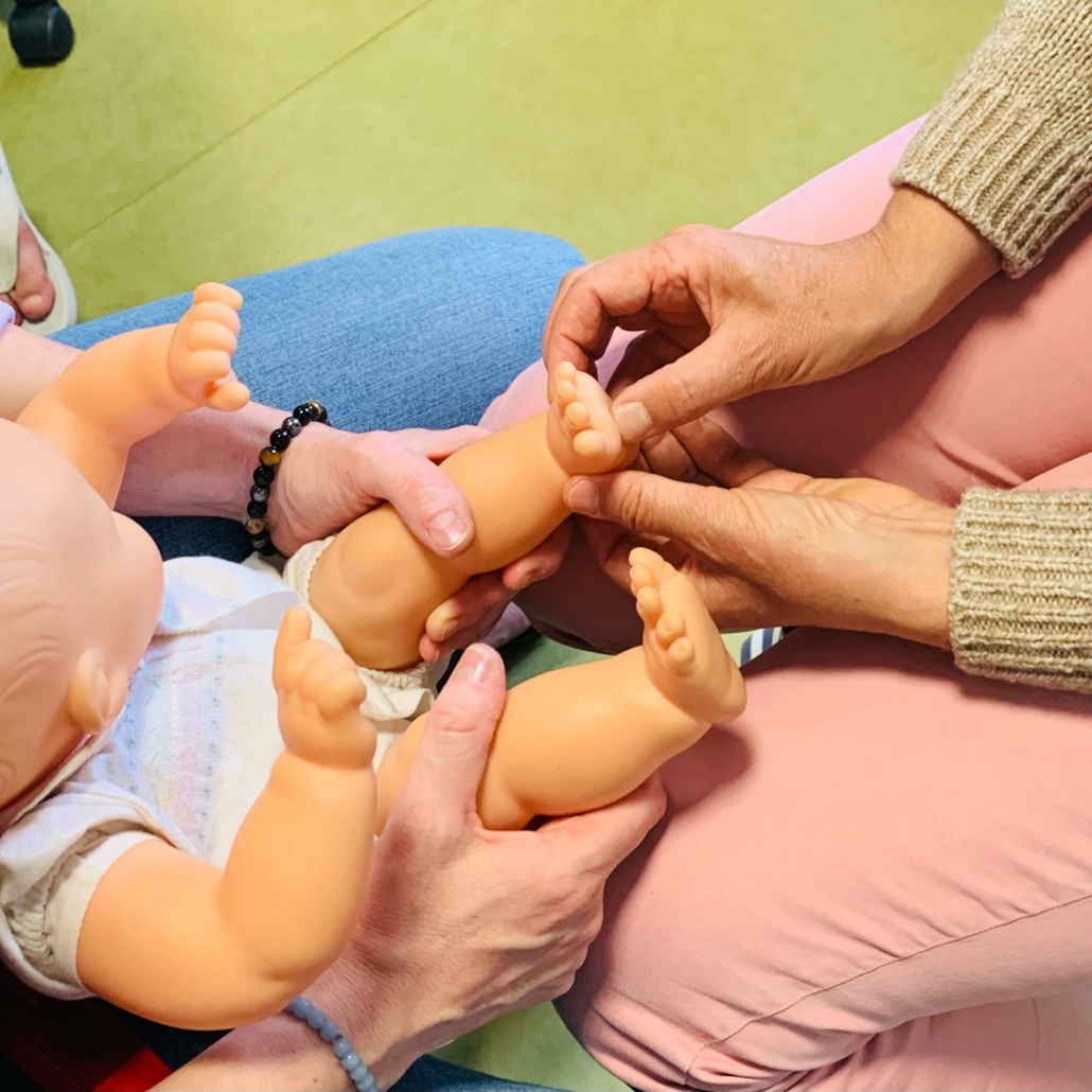 réflexologue s'exerçant sur un poupon